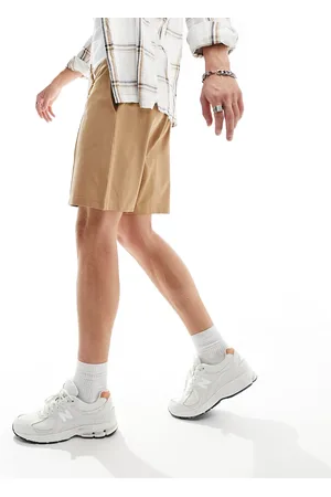 New Look – Shorts aus Piqué in Mittelbraun mit Biesen