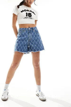 VILA – Jeans-Shorts in verwaschenem Mittelblau mit Fransen
