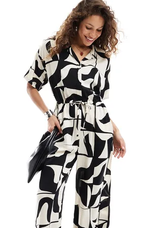 Monki – Jumpsuit in Schwarz und Weiß mit Puzzle-Print und Schnürung an der Taille