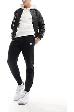 Nike – Club – Schwarze, schmal zulaufende Jogginghose mit Bündchen