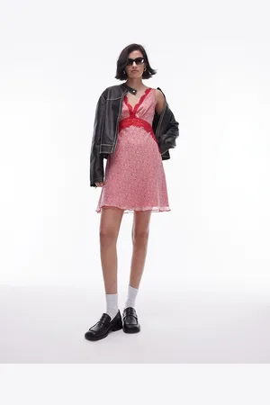 Topshop – Ausgestelltes Minikleid in mit Blumenmuster und Spitze