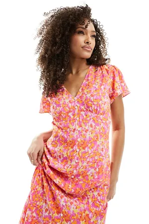 French Connection – Cass – Midikleid mit orangefarbenem Blumenmuster und Flatterärmeln