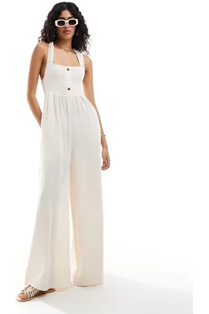 ASOS – Jumpsuit in Elfenbeinweiß mit elastischen Trägern und gesmoktem Oberteil