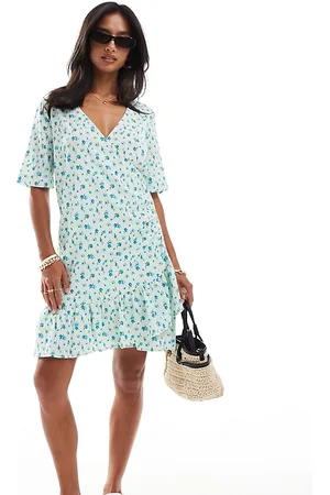VERO MODA – Minikleid mit hellblauem Blumenmuster und gewickelter Vorderseite