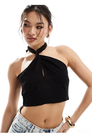In The Style – Kurzes Neckholder-Oberteil in mit Wickeldesign vorne