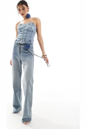 Simmi London Simmi – Gerade geschnittene Jeans in hellblauer Waschung mit Gürtel mit Ansteckblume, Kombiteil