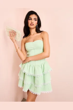 ASOS – Trägerloses gestuftes Mini-Skaterkleid aus Denim in Pastellgrün mit Lochstickerei