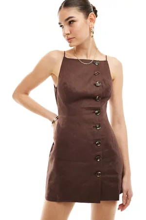 SNDYS – Camisole-Minikleid aus Leinen in Schokobraun mit eckigem Ausschnitt und Knopfleiste