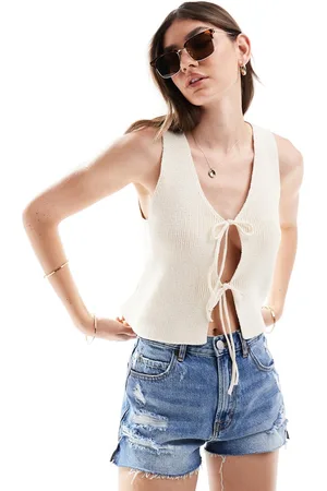 ASOS – Gestrickte Weste in Creme mit Schnürung vorne