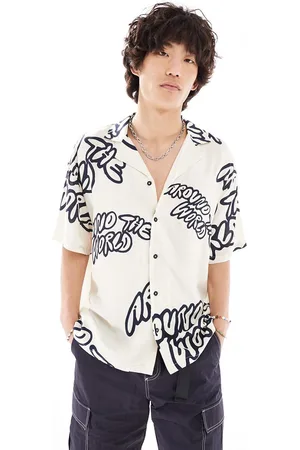 Dr Denim – Madi – Kurzärmliges Sommerhemd in Ecru mit lockerem Schnitt und marineblauen Grafikprints, exklusiv bei ASOS