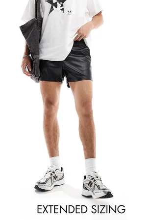 ASOS – Schmal geschnittene Shorts in schwarzer Lederoptik