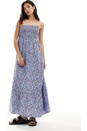 VERO MODA – Maxikleid in mit gesmokter Brustpartie und Blumenmuster