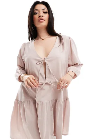 Esmée Esmée – Exclusive Curve – Langärmliges, gestuftes, kurzes Strandkleid aus Leinenmix in Hellbeige mit geschnürter Vorderseite
