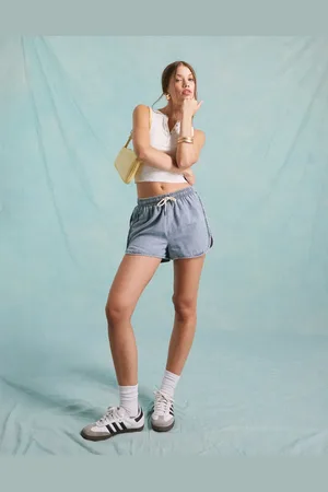 Miss Selfridge – Laufshorts aus Denim in hellblauer Waschung