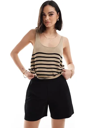 ONLY – Gestreiftes Strickoberteil in Beige und Schwarz mit kurzem Schnitt
