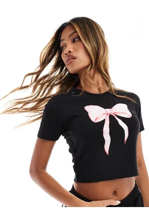 Kaiia – Knapp geschnittenes T-Shirt in mit Schleifen-Motiv