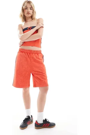 COLLUSION – Lang geschnittene Sport-Shorts in mit Oversize-Schnitt