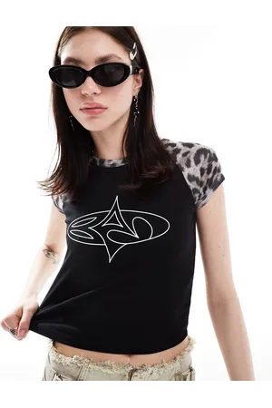 Basic Pleasure Mode – T-Shirt in Schwarz mit Leopardenmuster und Motiv