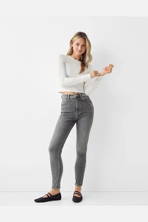 Bershka – Eng geschnittene Jeans mit hohem Bund in