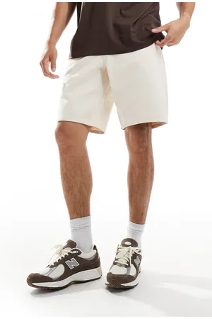 River Island – Schmal geschnittene Jeansshorts in Ecru