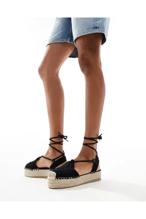Glamorous – Flache, schwarze Espadrilles in Häkeloptik