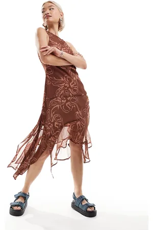COLLUSION – Asymmetrisches Chiffon-Trägerkleid in dekonstruierter Optik mit verschwommenem Blumenmuster