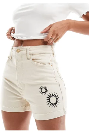 Pieces® – Strandshorts aus Baumwolle in Creme mit aufgestickten Solargrafiken
