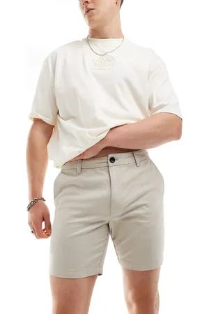 New Look – Schmale Chinoshorts in Stone