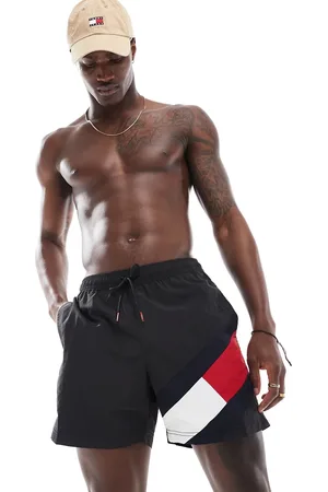 Tommy Hilfiger – Mittelgroße Badeshorts mit Kordelzug und Flaggen-Print in