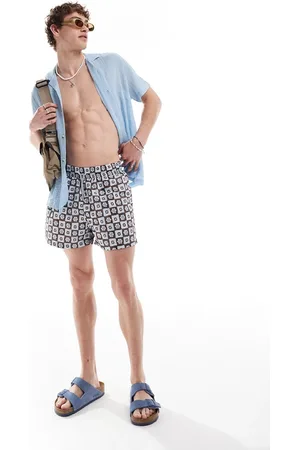 Reclaimed – Badeshorts in Blau mit Blumenprint in Kacheloptik