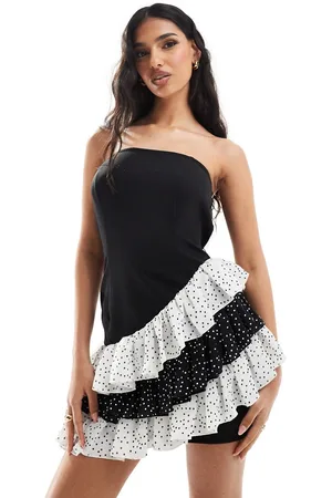 In The Style – Exklusives Bandeau-Kleid in mit kontrastierendem, asymmetrischem Besatz mit Tupfenmuster
