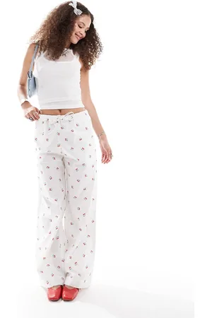 Monki – Pull-on-Hose mit Kordelzugbund, weitem Bein und Kirsch-Print