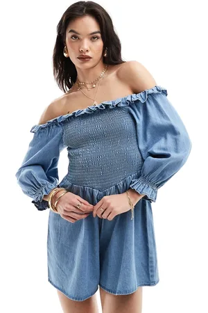 ASOS – Schulterfreier Playsuit in hellblauer Waschung aus weichem Denim