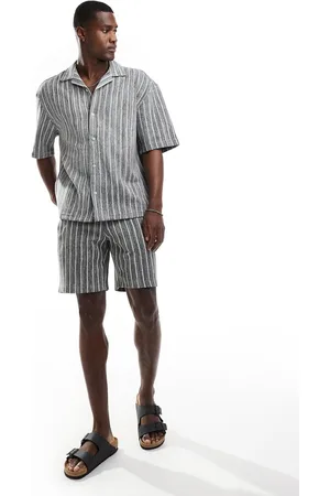 Pull&Bear – Strukturierte Shorts in Grau gestreift, Kombiteil