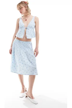 Motel – Plissierter Midirock in Babyblau mit Blümchenmuster und Vichy-Karo