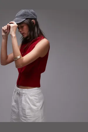 Topshop – Engmaschig gestricktes Tanktop in mit Knopfdetail