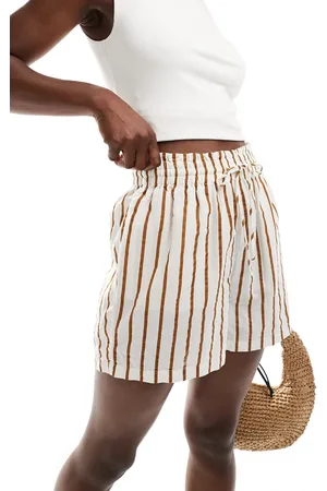 VILA – Shorts mit Streifen in Spice