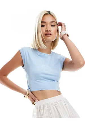 Noisy May – Star Sign – Kurz und knapp geschnittenes T-Shirt in Hellblau