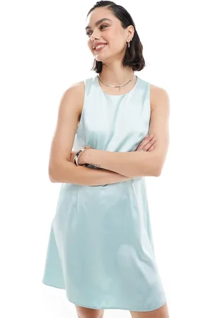 ASOS – Kurzes Satin-Etuikleid in Eisblau mit seitlichen Laschen