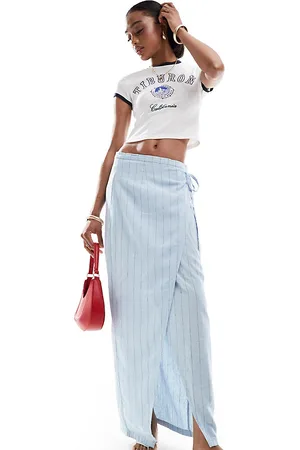 VERO MODA – Midi-Wickelrock in Blassblau mit Nadelstreifen