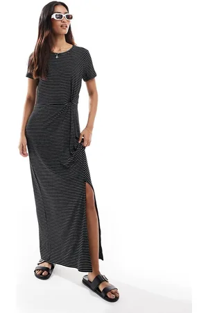 VERO MODA – Maxikleid in mit weißen Streifen und Knotenverzierung vorn