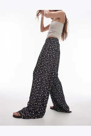 Topshop – Weit geschnittene Plissee-Hose in Schwarz-Weiß mit Blümchenmuster und Knitterstruktur
