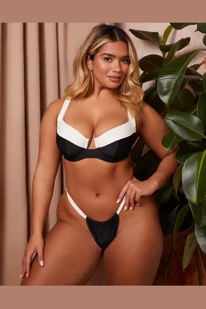 Wolf & Whistle X Natalie Gessey – Größere Brust – Bikinihose in und Weiß mit Kontrastdetail