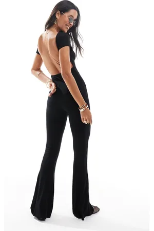 Miss Selfridge – Rückenfreier Jumpsuit in Schwarz mit ausgestelltem Bein und Flügelärmeln