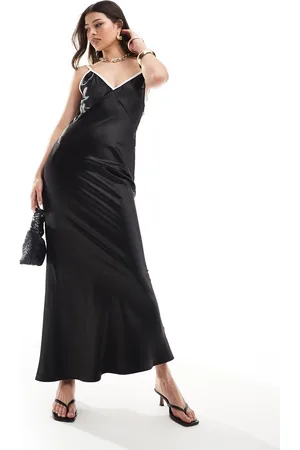 SNDYS – Satin-Maxikleid in mit tiefem Ausschnitt, Camisole-Trägern und farblich abgesetzten Nahtdetails