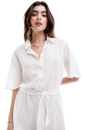 Esmée – Strand-Playsuit in Weiß mit Gürtel