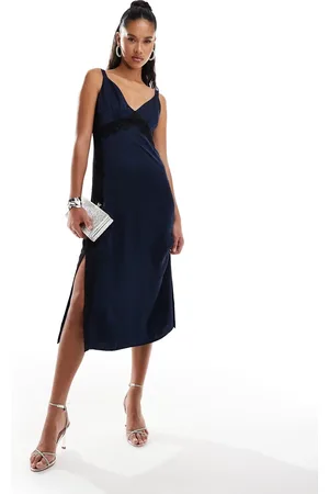 French Connection – Ennis – Satin-Midikleid in mit Spitzeneinsatz