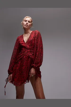 Topshop – Mini-Freizeitkleid mit geraffter Taille, V-Ausschnitt und rotem Blumenmuster