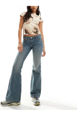 Weekday – Nova – Schmal geschnittene Bootcut-Jeans in streifig blauer Waschung mit niedriger Taille