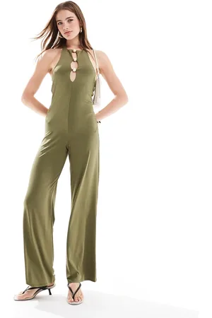 ASOS – Jumpsuit mit weitem Bein, Zierausschnitt und Kunstperlendetails vorne
